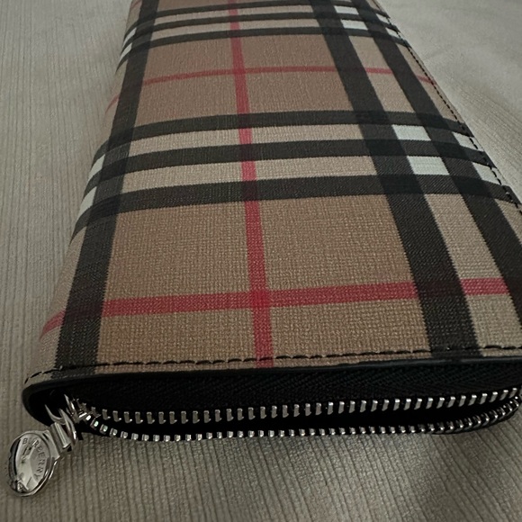 NWOT/NWOB Burberry zip around wallet - Picture 7 of 8